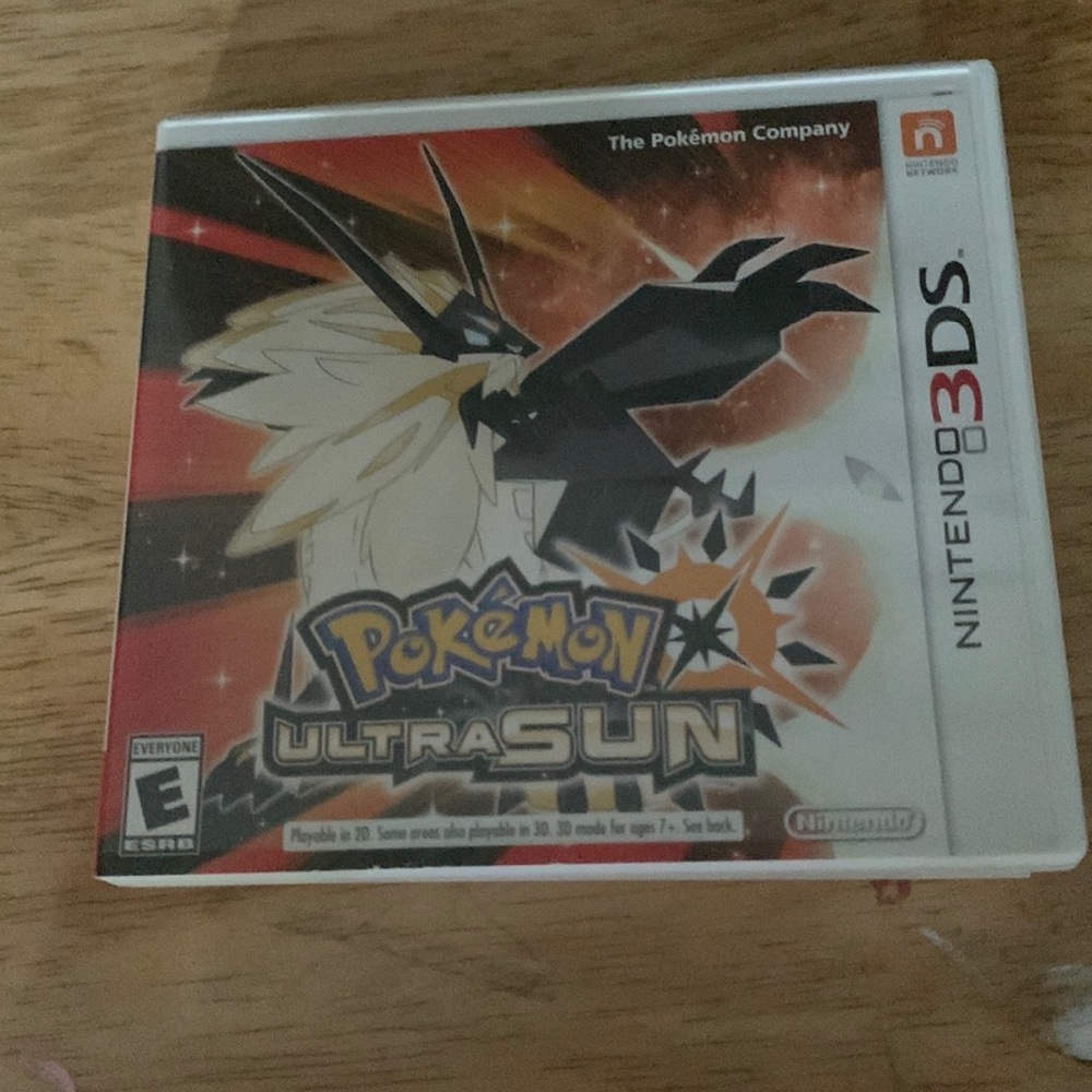 Selling an Nintendo 3ds Pokémon Ultra Sun box (NO GAME INCLUDED)